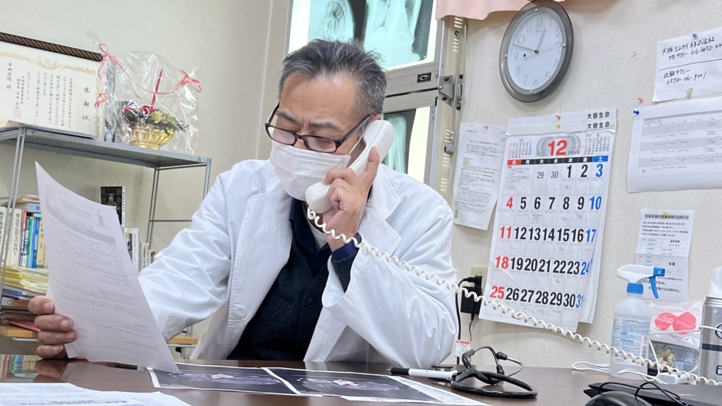 電話相談中の吉田先生